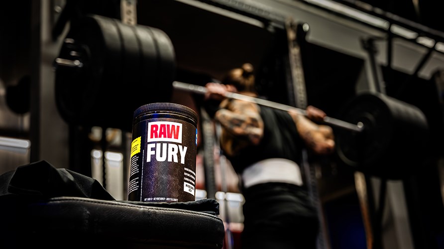 Bild på en burk RAW Fury i gymmiljö.
